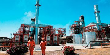 Pemex recorta envíos de crudo y dinamiza refinerías