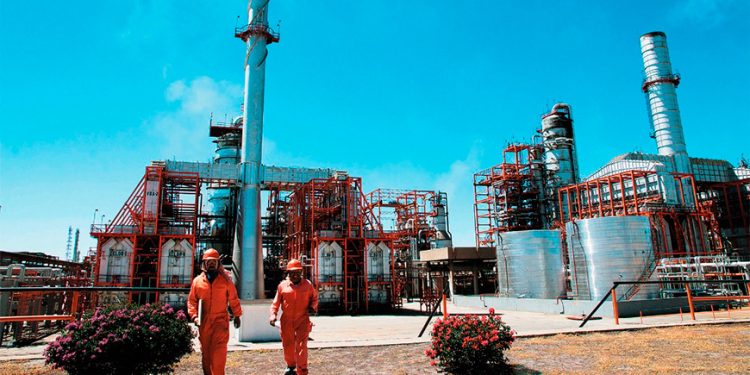 Pemex recorta envíos de crudo y dinamiza refinerías