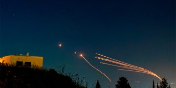 Petróleo abre la semana a la baja por descenso de la prima de riesgo tras ataque iraní a Israel