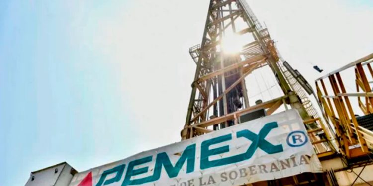 Gobierno planea absorber hasta 40,000 mdd de deuda de Pemex: Bloomberg