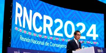 Apoyo fiscal a Pemex seguirá por años debido a su grande deuda: Hacienda