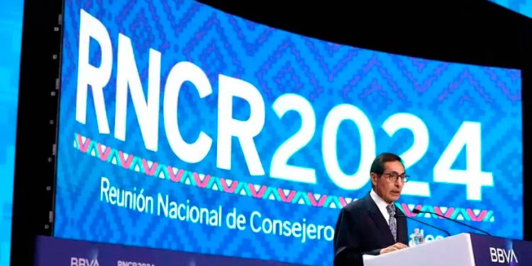 Apoyo fiscal a Pemex seguirá por años debido a su grande deuda: Hacienda