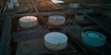 El petróleo cae mientras los operadores temen un exceso de oferta antes de la reunión de la OPEP+