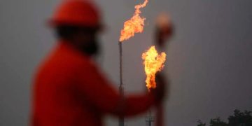 Una consultora aconseja a Pemex desinvertir en 300 campos para generar liquidez