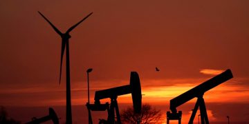 Petróleo abre la semana estable mientras mercado sopesa extensión de recortes de la OPEP+