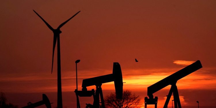 Petróleo abre la semana estable mientras mercado sopesa extensión de recortes de la OPEP+