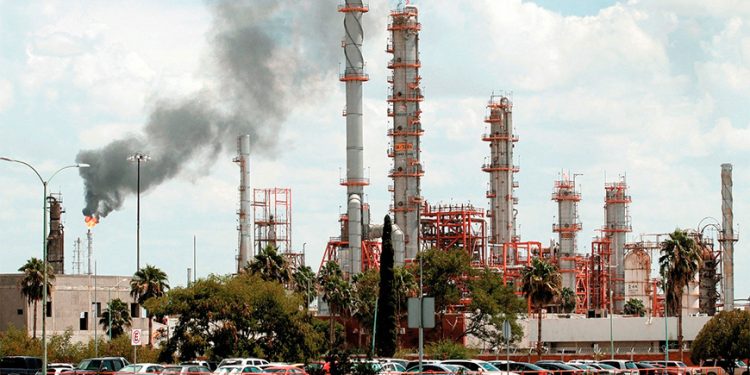 Se desinfla actividad en refinerías nacionales de Pemex en mayo