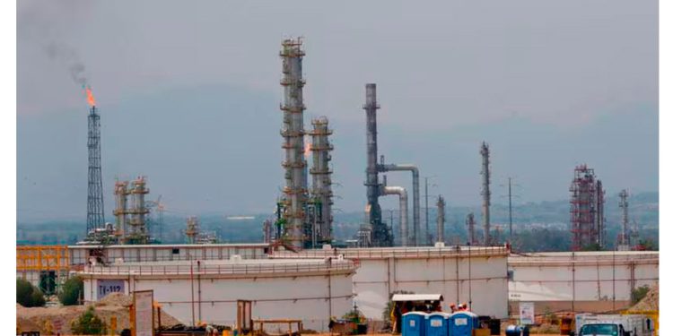 Pemex frustra ‘sueño petrolero’ de AMLO: Importaciones de gasolina crecen en mayo