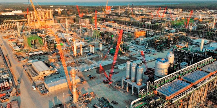 Refinerías dan paso hacia atrás y repunta combustible importado