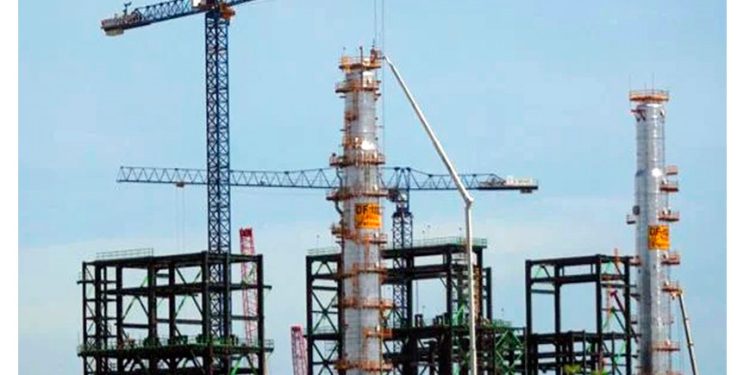 Pemex dice que logró reducir compra de petroquímicos y que alcanzó superávit comercial