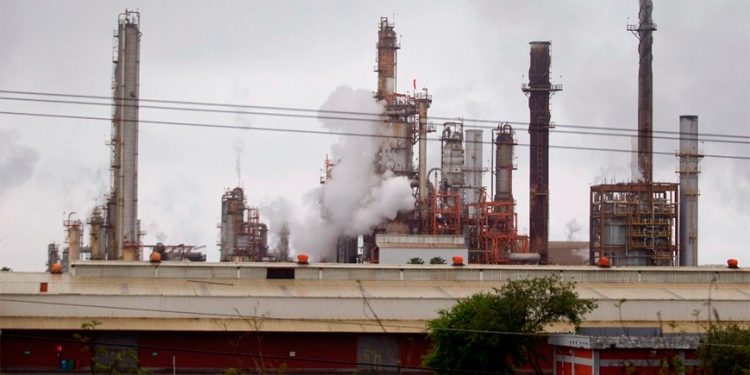Espera Pemex que refinerías procesen un millón de barriles al terminar 2024