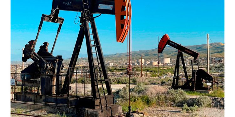 Petróleo abre cerca de su nivel más alto desde abril; encamina su cuarta semana de ganancias