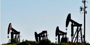 Petróleo se estabiliza mientras mercado evalúa señales mixtas sobre la demanda