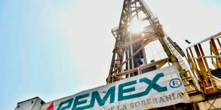 Pemex paga al gobierno federal 4.1 bdp y recibe por tranferencias 1 bdp en sexenio de AMLO