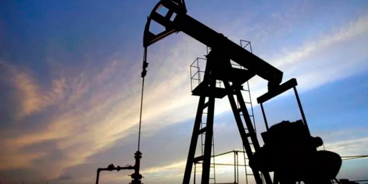 El petróleo se mantiene estable tras tocar máximos de nueve semanas