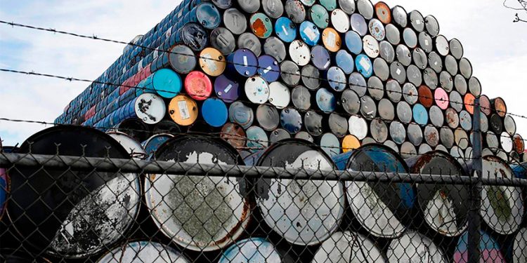 Petróleo resiste ante avance del dólar y preocupación por la demanda china