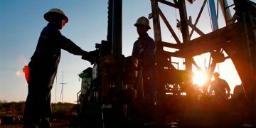 Precios del petróleo operan estables apoyados por temor sobre suministro en Oriente Medio