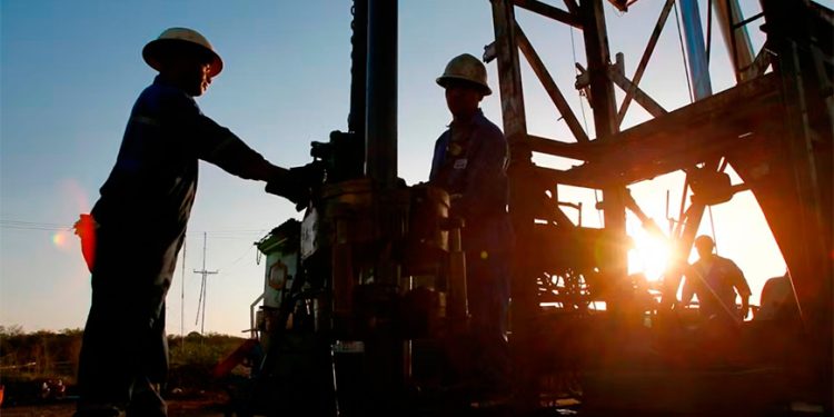 Precios del petróleo operan estables apoyados por temor sobre suministro en Oriente Medio