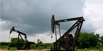 Petróleo abre la semana a la baja; Brent se mantiene por debajo de los 80 dólares