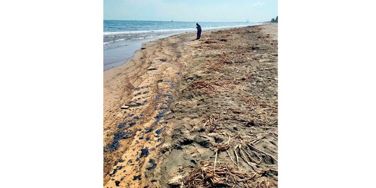 Tabasco: reportan residuos de hidrocarburos en costas de Paraíso