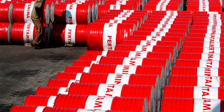 Petróleo Brent baja 2% en la apertura; mercado atento a China y freno a las exportaciones libias