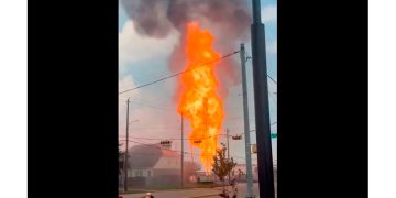 Incendio en ducto de gas natural origina temor y evacuaciones en Deer Park
