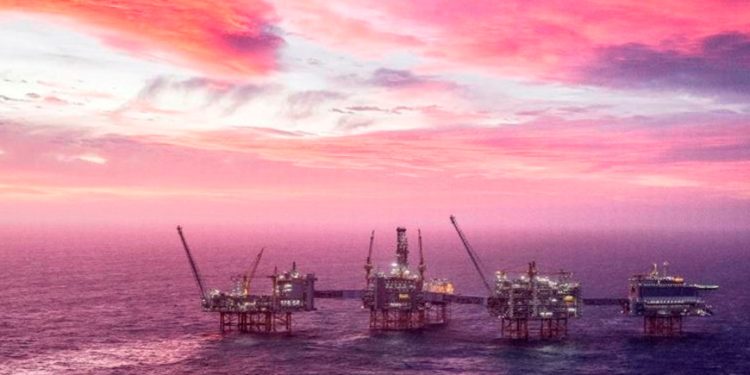 Petróleo abre estable, pero se encamina a una caída semanal de hasta 6%