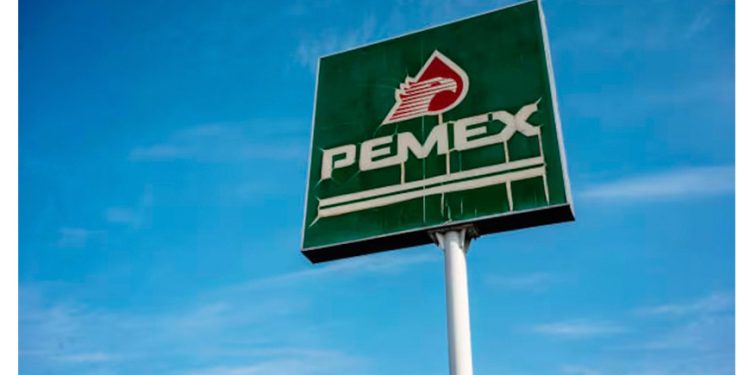AMLO deja a Pemex de ‘capa caída’: Producción tiene su peor caída de los últimos 2 años