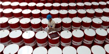 Petróleo sube 2% por estímulo chino, conflicto en Oriente Medio y amenaza de huracán