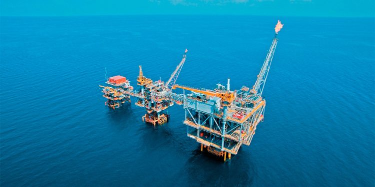 Petróleo sube 1% atento a tormenta cerca de la costa estadounidense del Golfo de México