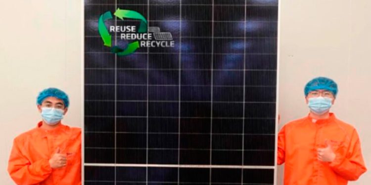 Internacional: China acaba con el mayor problema de la fotovoltaica con su panel solar definitivo
