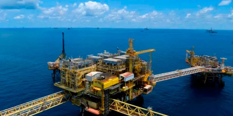 Pemex y Hacienda renuevan régimen fiscal para mejorar finanzas de la petrolera