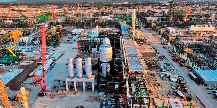 Refinación de Pemex cae en octubre sin operaciones en Dos Bocas