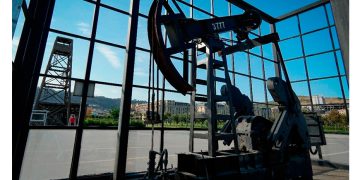 Tormenta Rafael paraliza producción petrolera y de gas en Golfo de México