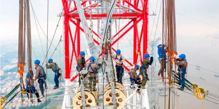 Internacional: «El tren bala de la electricidad»: los enormes cables de ultra alto voltaje con los que China acelera el uso de energías limpias