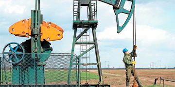 Petróleo inicia la semana con caídas tras débiles datos del gasto chino