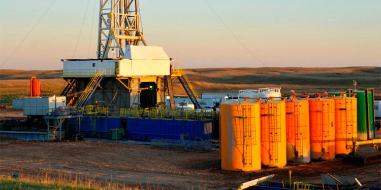 Petróleo sube casi 1% en la apertura a la espera de reunión de la OPEP+