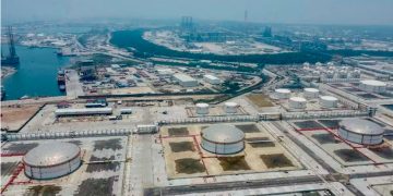 Trump analiza poner aranceles de 25% al petróleo de México y Canadá