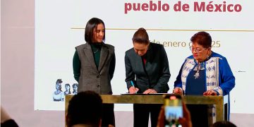 Sheinbaum firma leyes secundarias para que Pemex y la CFE sean empresas públicas del Estado