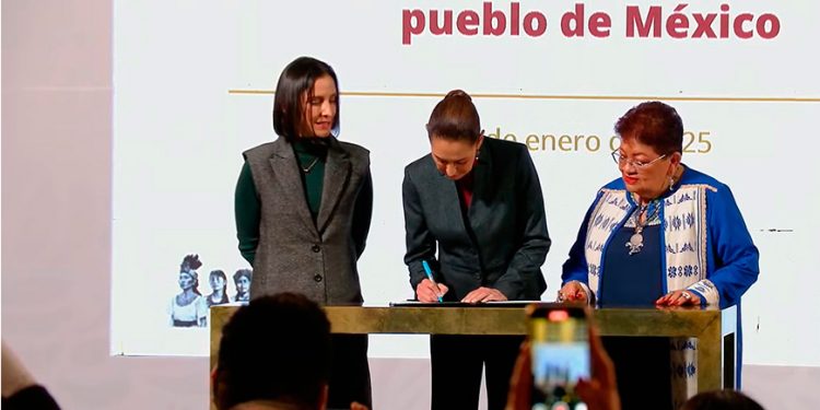 Sheinbaum firma leyes secundarias para que Pemex y la CFE sean empresas públicas del Estado