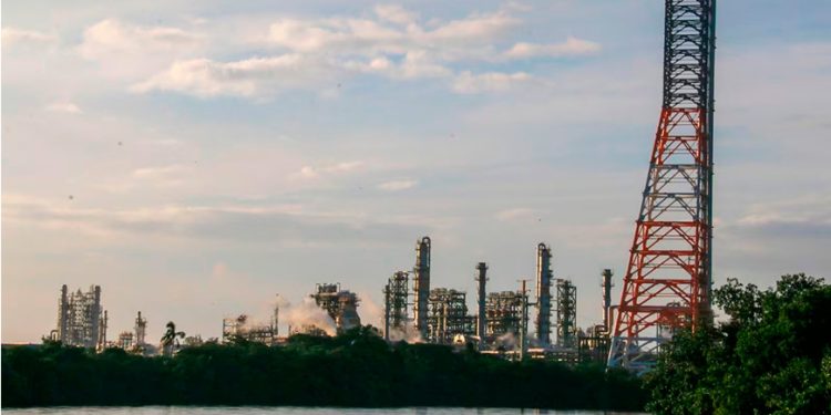 Sheinbaum logra ‘un milagro’: Refinerías de Pemex alcanzan cifra más alta de producción en 8 años