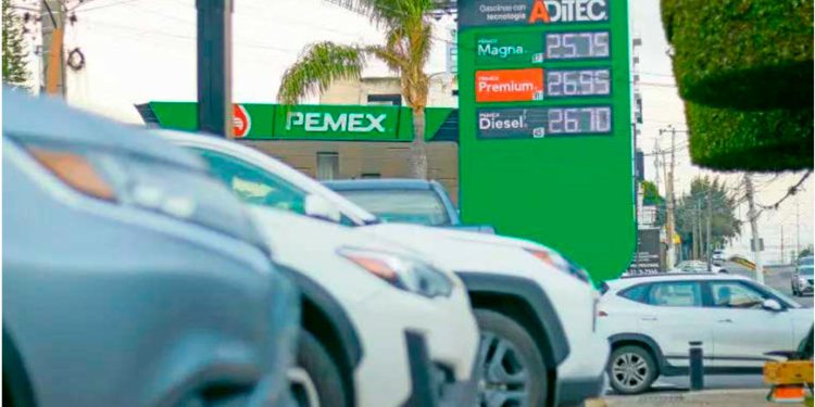 Pemex trabaja en plan para mejorar su posición financiera