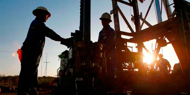 El petróleo apenas varía en la apertura tras acumulación de inventarios de crudo en EU