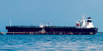 Petróleo sube casi 1% tras cancelación de Trump a licencia de Chevron en Venezuela