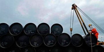 Internacional: Petróleo sube, pero se encamina rumbo a su tercera caída semanal consecutiva por los aranceles