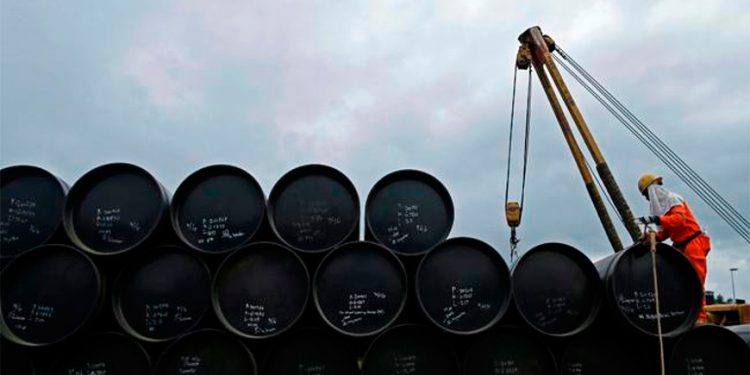 Internacional: Petróleo sube, pero se encamina rumbo a su tercera caída semanal consecutiva por los aranceles