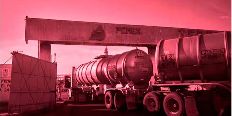 Exportaciones de Pemex se desploman 44% en enero en medio de escándalo por exceso de agua en crudo