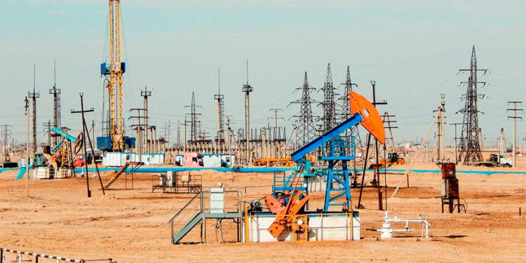 Internacional: Petróleo abre la semana estable pese a incertidumbre sobre aranceles y guerra en Ucrania