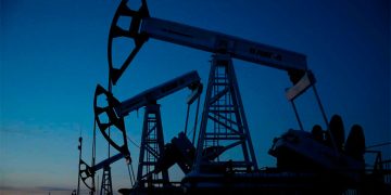 Petróleo cae por alza de producción de la OPEP+, aranceles y pausa de ayuda a Ucrania