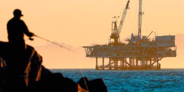 Petróleo se encamina a caída semanal de 4% por incertidumbre arancelaria y mayor oferta